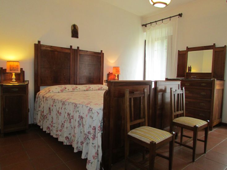 Cozy room with light wooden furniture and floral decorations, ideal for moments of relaxation.