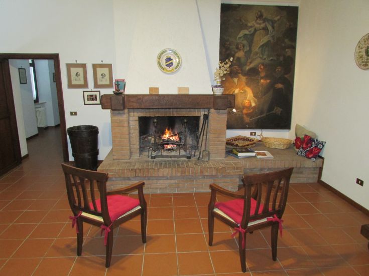 A simple living room with a fireplace, ideal for moments of relaxation and togetherness.