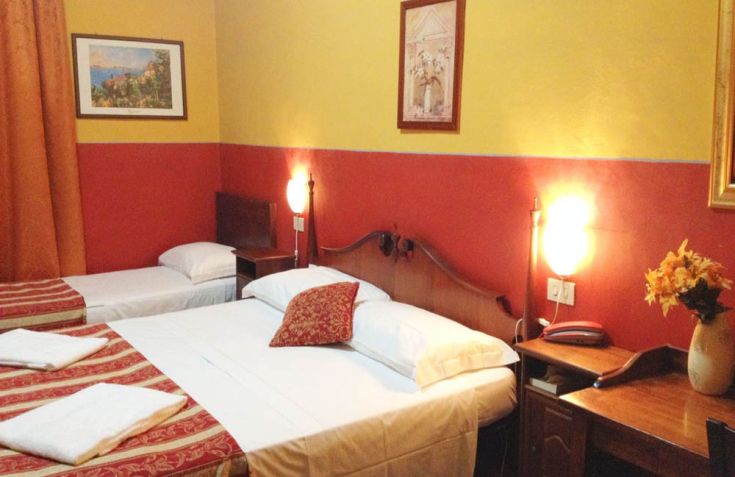 Camera accogliente con arredamento semplice e tonalità calde, perfetta per un soggiorno sereno.