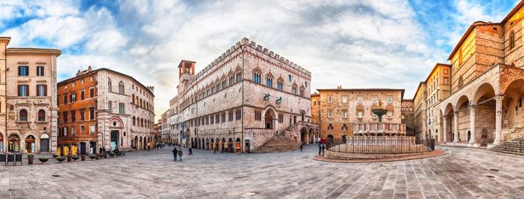 Piazza con edifici storici e un'atmosfera animata con persone, attività e una bella vegetazione.