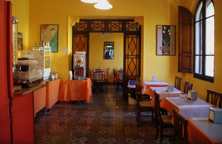 Interno di un locale confortevole, arredato con tonalità calde e decorazioni semplici.