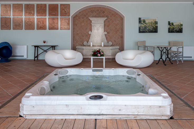 Ein angenehmer Raum mit einem Whirlpool, eingerichtet in einer gemütlichen und entspannenden Atmosphäre.