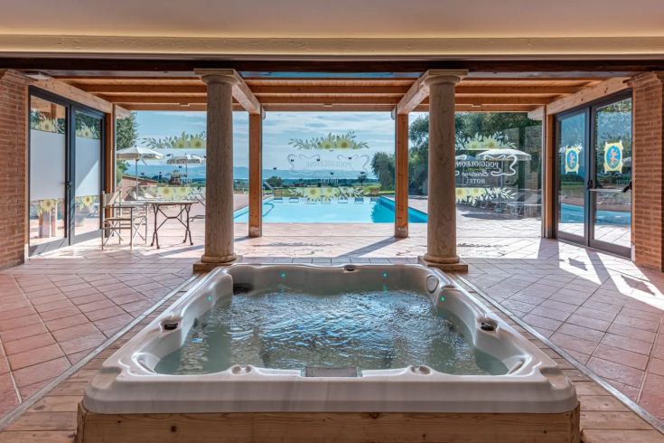 Eine Szene mit einer Ecke mit Whirlpool und Pool, ideal für Momente der Entspannung und Ruhe.