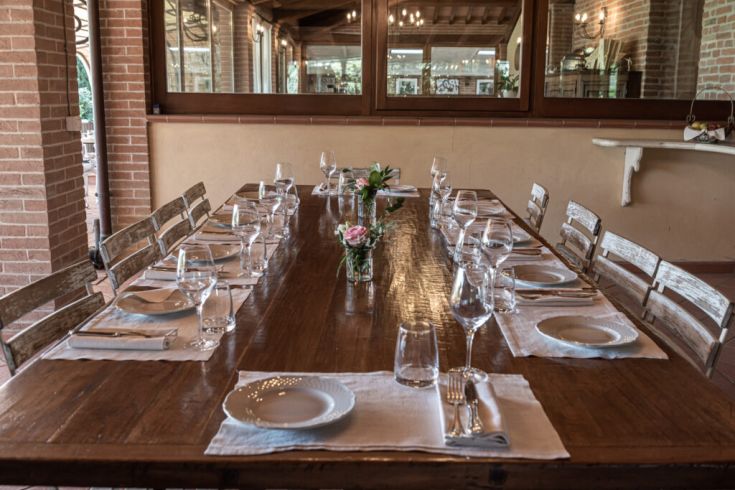 Ein gut gedeckter Tisch in einer rustikalen Umgebung, bereit, Gäste zu empfangen.