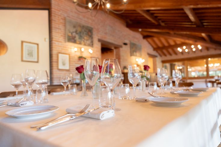 Ein einfach gedeckter Tisch mit Tellern und Gläsern, bereit für ein gemeinsames Abendessen.