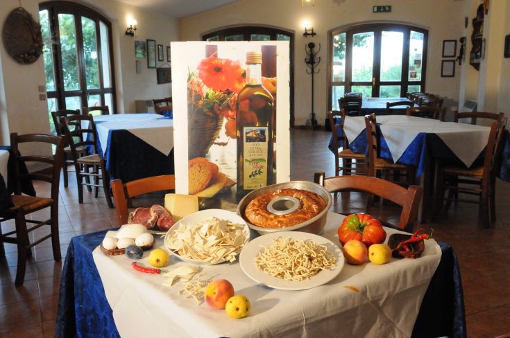 Un tavolo apparecchiato con piatti tipici della cucina umbra, all'interno di un ristorante accogliente.