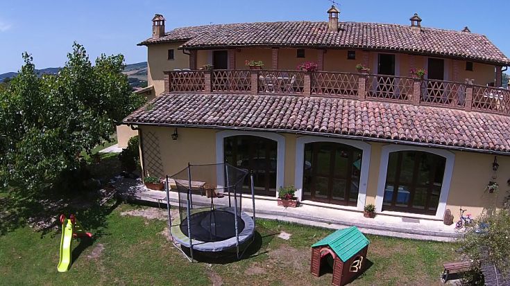 Struttura agrituristica dotata di camere semplici e comode, con giardino, piscina e ristorante che serve piatti tradizionali. Luogo tranquillo immerso nelle colline umbre.