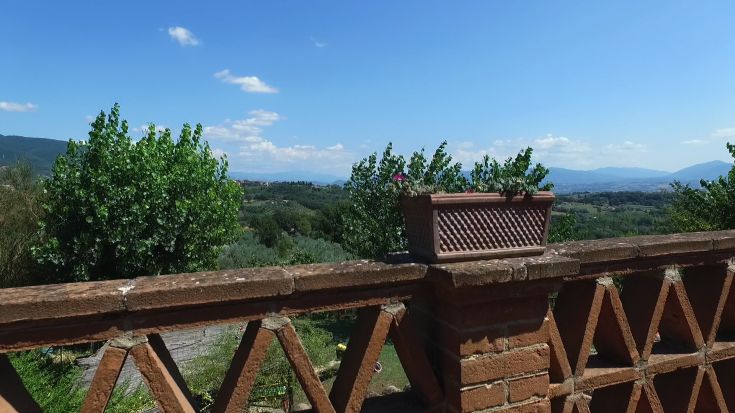 Scena rilassante con colline e alberi, adatta per il riposo immersi nella natura.
