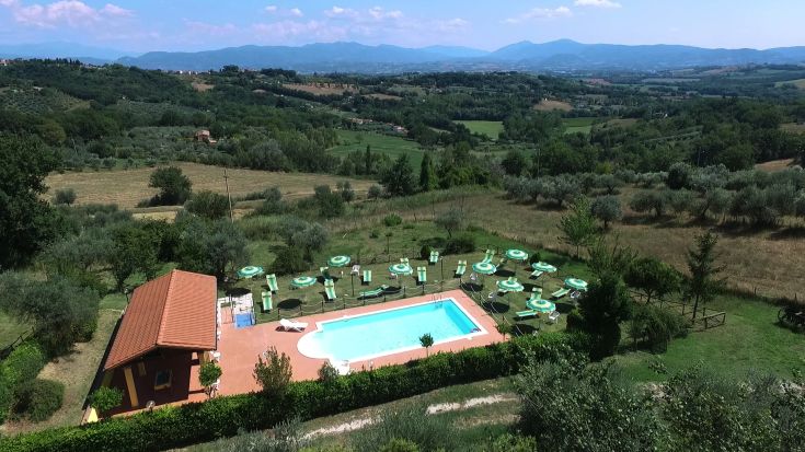 Scopri un agriturismo con piscina immerso nel verde delle colline umbre, ideale per momenti di tranquillità.