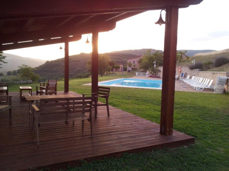 Ein ruhiger Ort mit Pool, umgeben von Natur, ideal um Ruhe zu finden.