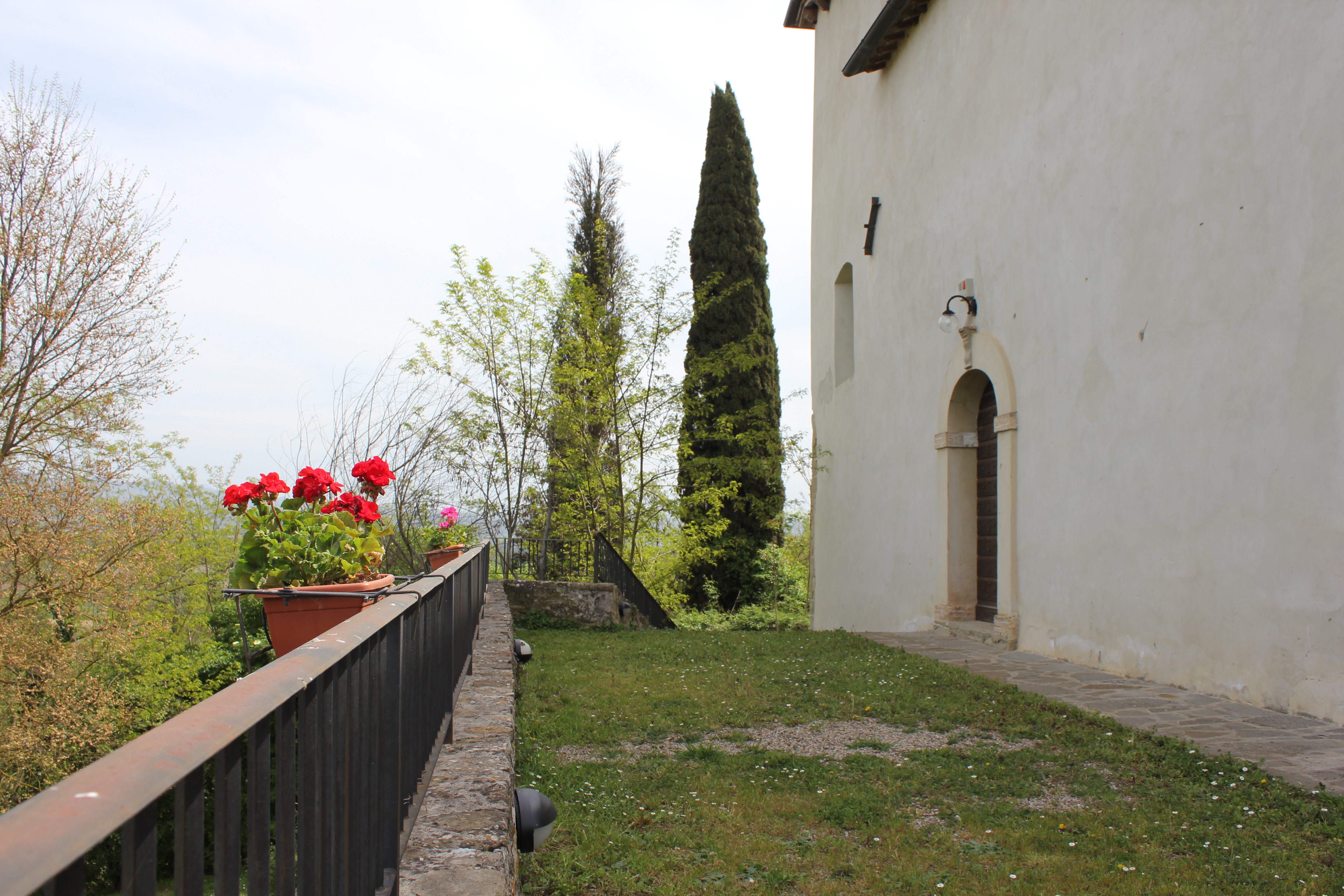 Casale con piscina circondato da un ampio giardino, completamente ristrutturato. Appartamenti dotati di tutti i servizi.