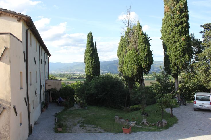 Struttura accogliente con panorama sulla valle e cipressi, perfetta per trascorrere momenti di relax.