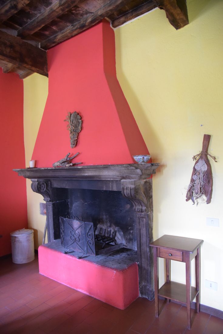 Camino in stile rustico e pareti dai colori caldi che rendono l'ambiente confortevole.