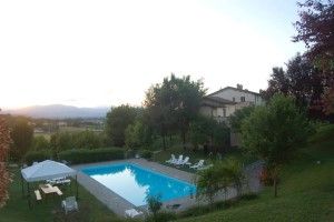 Un casale semplice con piscina circondato da verde, perfetto per momenti di svago e tranquillità.