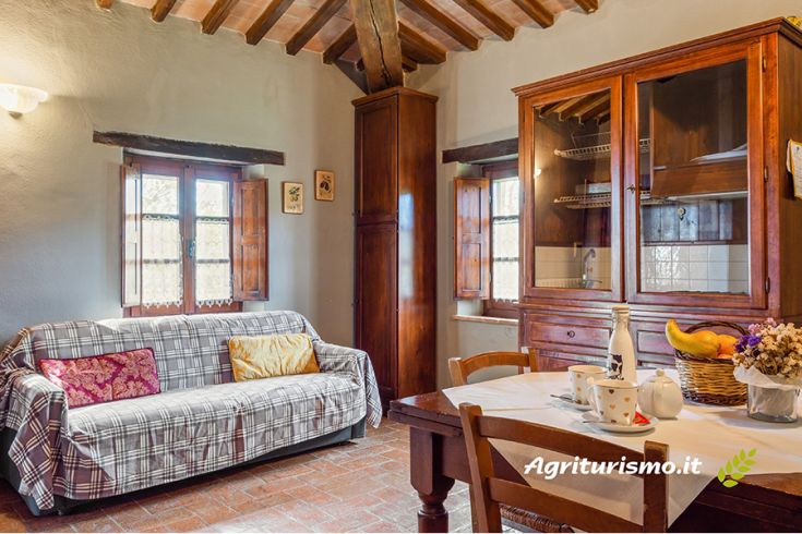 Ein gemütlicher Raum mit einem Sofa und einem Tisch, perfekt für entspannende Momente.