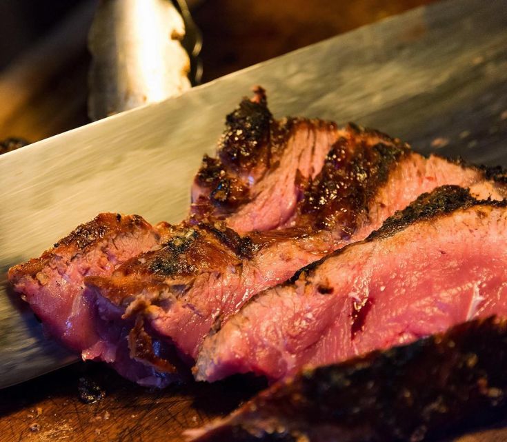 Ein perfekt gegartes Chianina-Steak, serviert auf einem Teller, das seine Saftigkeit und seinen Geschmack zeigt.