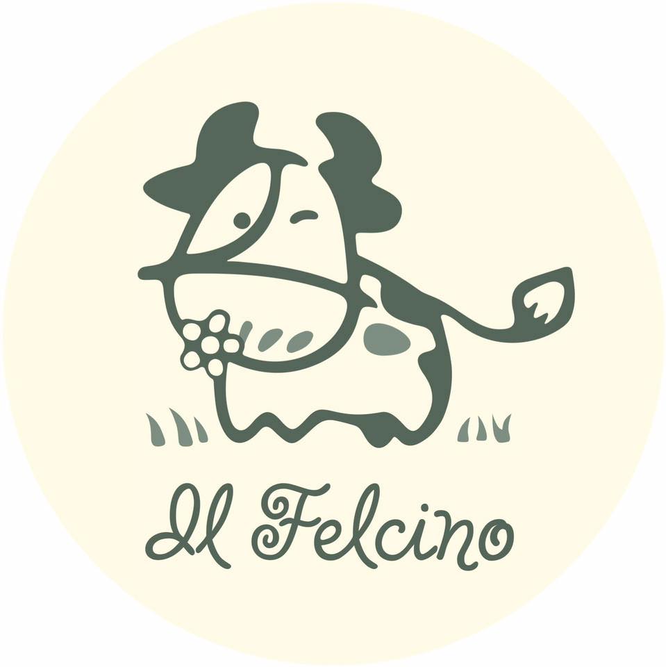 Logo di un agriturismo che rappresenta una mucca sorridente, simbolo di accoglienza e prodotti freschi.