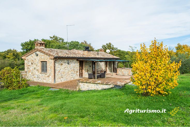 Ein steinernes Haus, umgeben von Grün, perfekt für einen ruhigen Aufenthalt in der Natur.