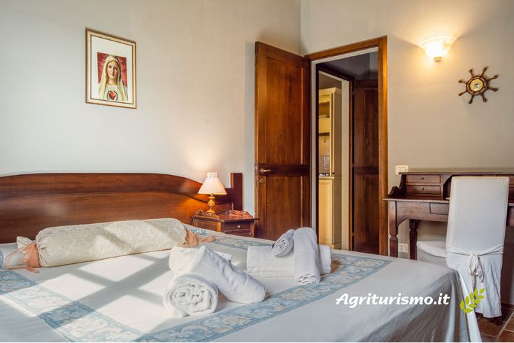 Gemütliches Zimmer mit ordentlich angeordneten Betten und hellen Holzmöbeln, perfekt für einen ruhigen Aufenthalt.