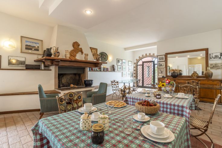 Geräumiger Essbereich mit Kamin, eingerichtet für gemeinsame Mahlzeiten und Familientreffen.