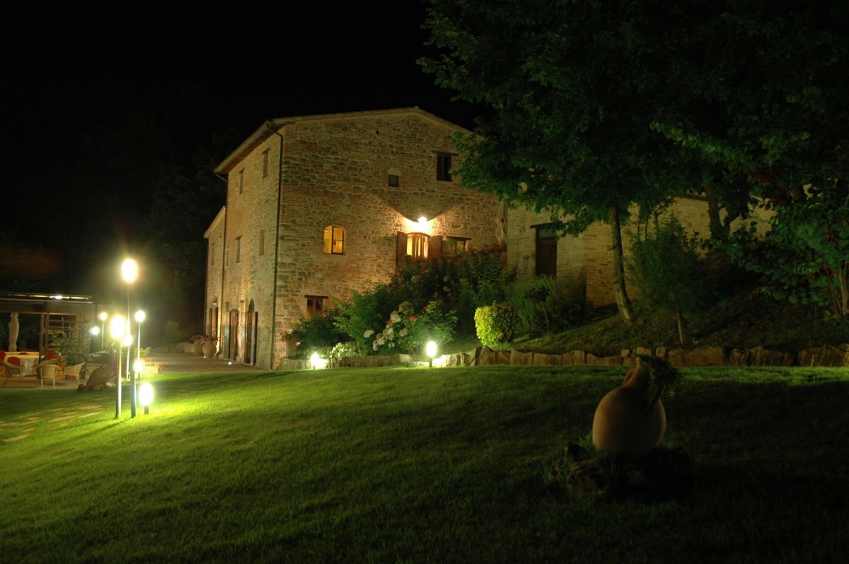 Una tranquilla casa di campagna situata in mezzo alla natura, ideale per un soggiorno confortevole.