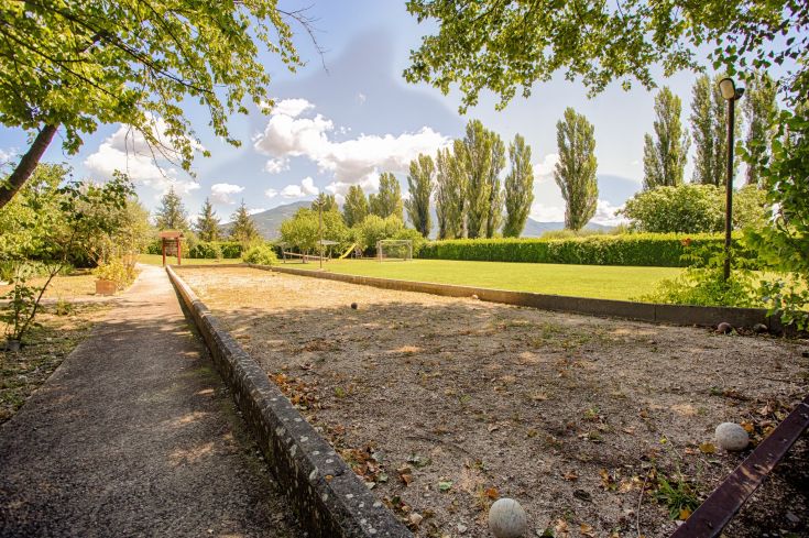 Un'area dell'agriturismo La Mora, ideale per momenti di relax e attività all'aperto.