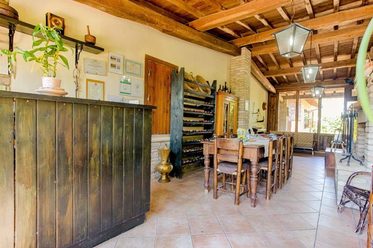 Accogliente agriturismo immerso nella natura, ideale per famiglie e appassionati di tranquillità.