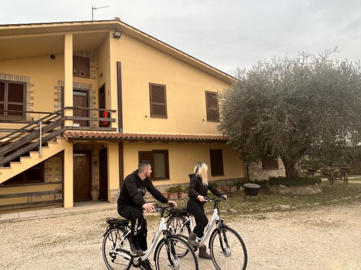 Gita in bicicletta in un agriturismo circondato dalla natura, ideale per una giornata in famiglia.