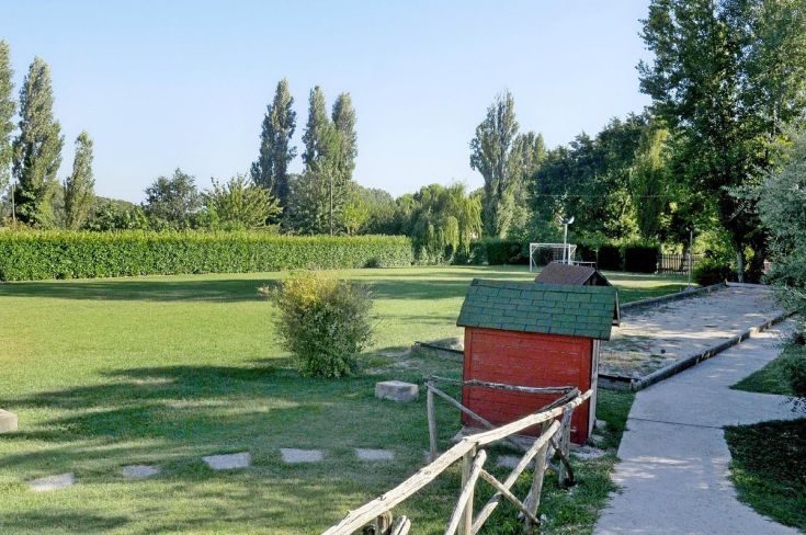 Un parco giochi ben attrezzato si trova all'interno di un agriturismo immerso nel verde. Spazi per il divertimento adatti alle famiglie.