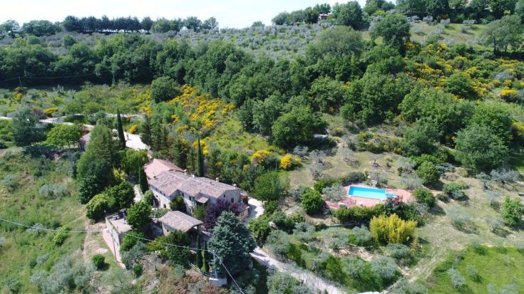 Agriturismo situato tra le colline umbre, presenta una piscina e panorami sulla natura circostante.