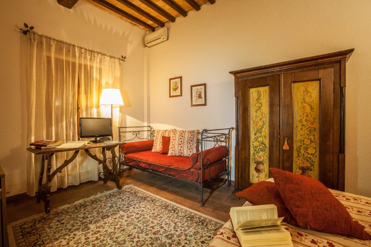 Simple and comfortable room with a table and a relaxation area, perfect for an enjoyable stay.