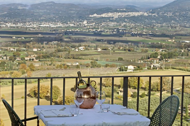 Lunch in a cozy tavern overlooking the gentle Umbrian hills, perfect for savoring local dishes.