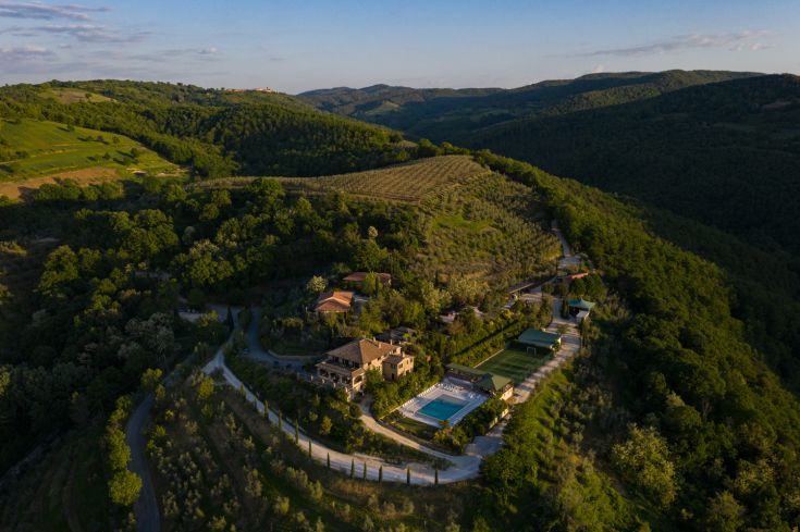 A relais located among the hills of Umbria, featuring a pool and relaxation area for a moment of tranquility.