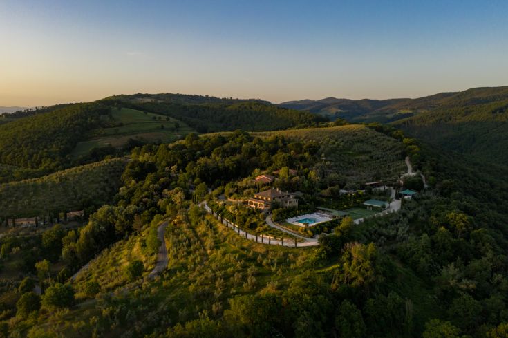 Structure set in the greenery of the Umbrian hills, featuring a pool and restaurants serving local dishes. A peaceful place to relax.