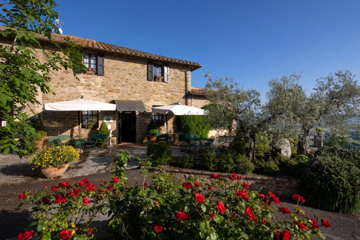 Located in a scenic area, the relais is immersed in a tranquil natural environment, perfect for relaxation.