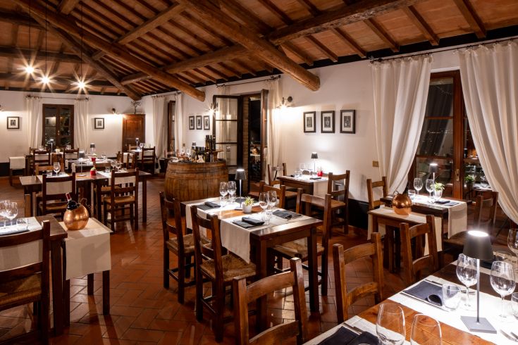 Restaurant with set tables and a calm atmosphere, perfect for a dinner with friends.