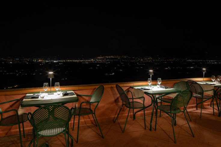 A lakeside restaurant with simple tables, perfect for an intimate dinner.