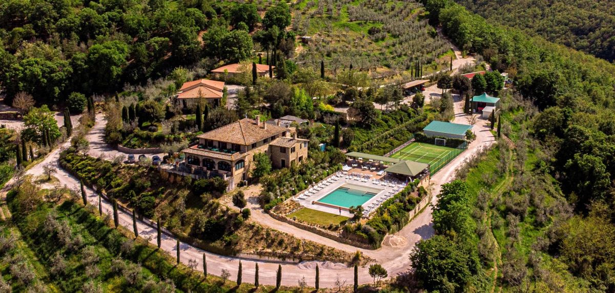 Situato in una zona rurale, Poggio degli Olivi è un agriturismo che offre un ambiente tranquillo circondato da alberi e campi.