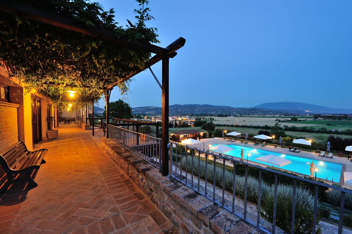 Un relais immerso nel verde dell'Umbria, con piscina e spazi accoglienti per un soggiorno tranquillo.