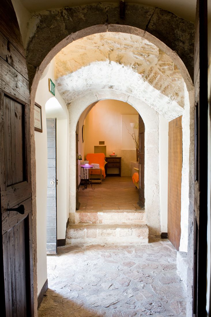 Ein gemütlicher Flur, der zu einem komfortablen Raum mit warmen Möbeln führt.