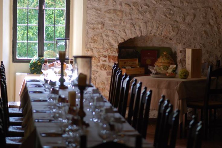 Ein schön gedeckter langer Tisch ist bereit, Gäste in einer warmen, geschichtsträchtigen Umgebung zu empfangen.