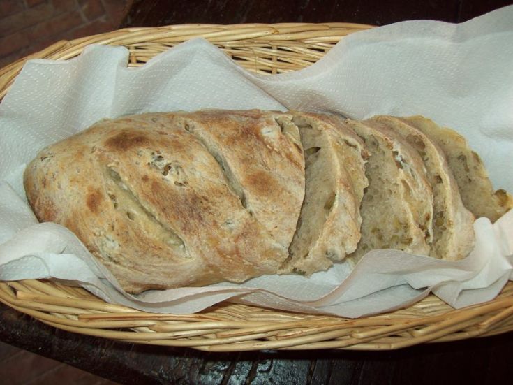 Frisches Brot mit goldenen Rändern, serviert in einem Korb, perfekt für Mahlzeiten oder als Snack.