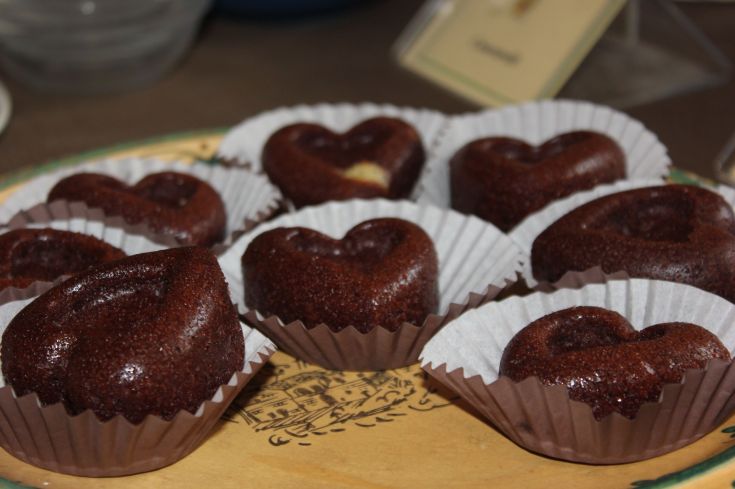 Kleine Schokoladensüßigkeiten in Herzform, auf einem Teller angeordnet, perfekt für einen Snack oder einen besonderen Anlass.