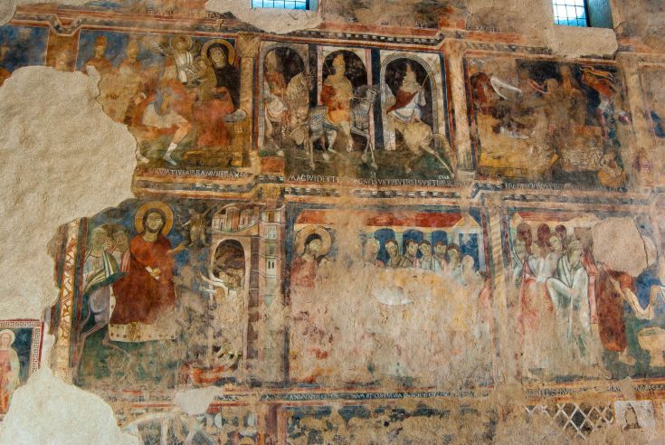 Historische Fresken, die die Wände eines Palastes in der Abtei schmücken und religiöse Kunst darstellen.