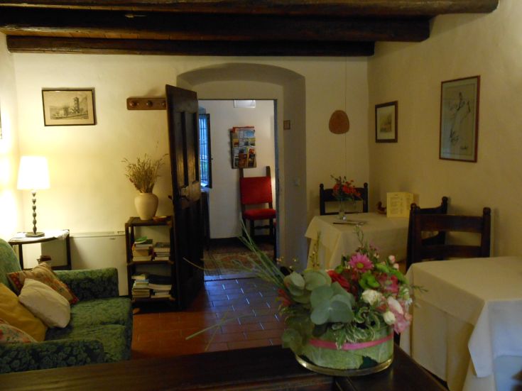 Gemütliches Wohnzimmer mit einfachen, warmen Möbeln, ideal für entspannende Momente.