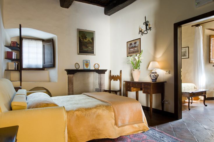 Einfaches Zimmer mit historischen Elementen und Blick auf das Tal, das sich innerhalb der Abtei befindet.