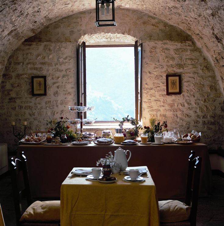 Frühstück in einer gemütlichen Umgebung im alten Refektorium mit Blick auf das Tal.