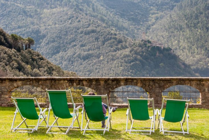 Ein entspannender Moment auf grünen Stühlen in einer ruhigen Umgebung mit Blick auf die Berge.