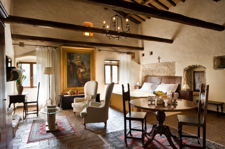 Bequemes Zimmer mit historischem Dekor und Blick auf das umliegende Grün, ideal für einen ruhigen Aufenthalt.