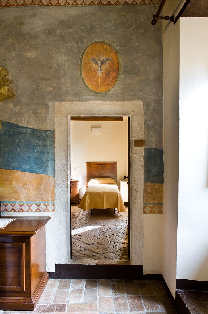 Innerhalb eines Gebäudes mit einem Flur, der zu einem gemütlichen Raum führt, mit hellen Wänden und warmer Beleuchtung.